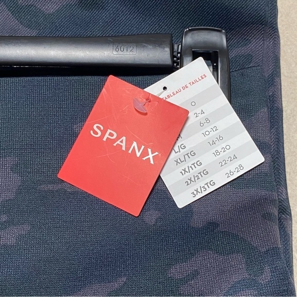Spanx Leggings Women’s Size 1X Black Camo Look at Me Now Seamless Crop Leggings - Picture 7 of 14